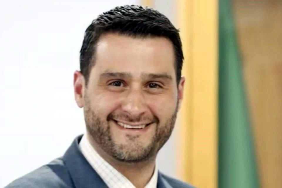 Presenta renuncia contralor de FGR y evita remoción