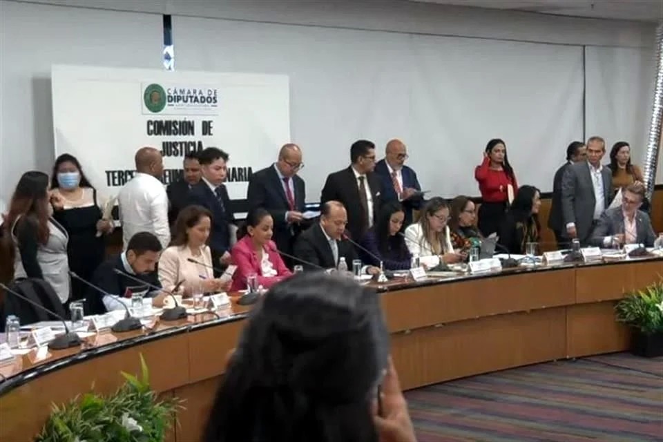 Quitan retroactividad en dictamen sobre Ley de Amparo